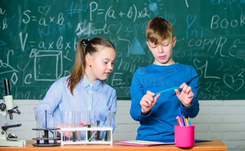 Meisje en jongens slim de schoolexperiment van het studentengedrag Schoolonderwijs Chemische analyse Chemie van de jonge geitjes stock foto's Meisje en jongens slim de schoolexperiment van het studentengedrag Schoolonderwijs Chemische analyse Chemie van de jonge geitjes stock foto's