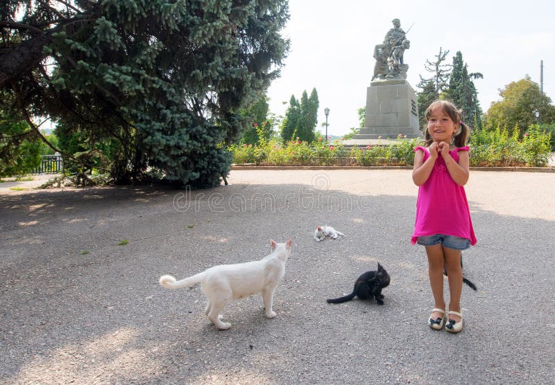 Meisje en katten royalty-vrije stock afbeelding