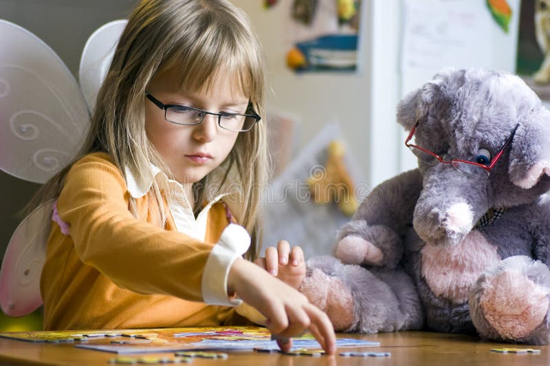 Meisje en teddybeer stock afbeeldingen Meisje en teddybeer stock afbeeldingen
