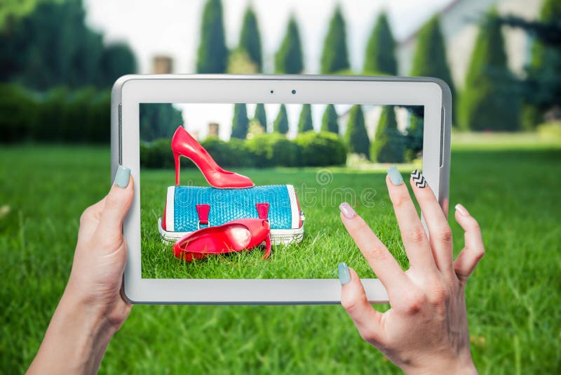 Meisje gefotografeerde schoenen online verkoop royalty-vrije stock afbeelding Meisje gefotografeerde schoenen online verkoop royalty-vrije stock afbeelding