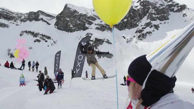 Meisje in GLB dat van gele de luchtballon van de foliegreep wordt gemaakt Snowboarder het berijden