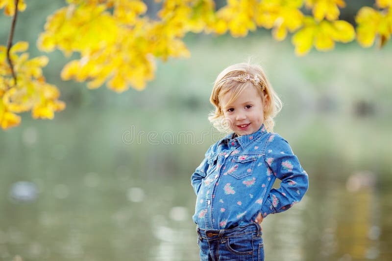 Meisje in het de herfstpark royalty-vrije stock afbeelding Meisje in het de herfstpark royalty-vrije stock afbeelding