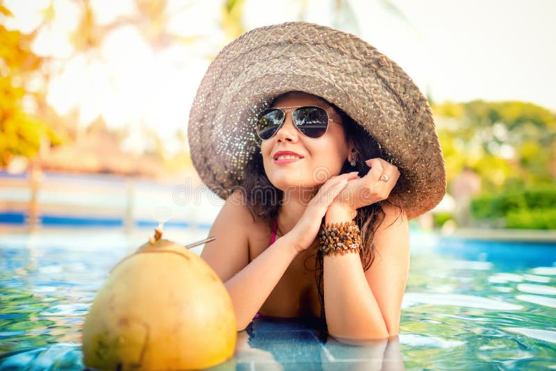 Meisje het drinken kokosnotencocktail, aantrekkelijke en sexy jonge vrouw die verfrissingdrank in pool hebben stock foto's Meisje het drinken kokosnotencocktail, aantrekkelijke en sexy jonge vrouw die verfrissingdrank in pool hebben stock foto's