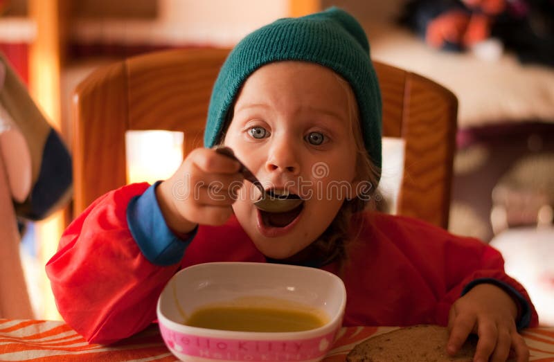 Het kleine meisje eet royalty-vrije stock foto's