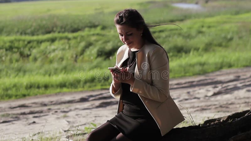 Meisje in het hout met uw telefoon