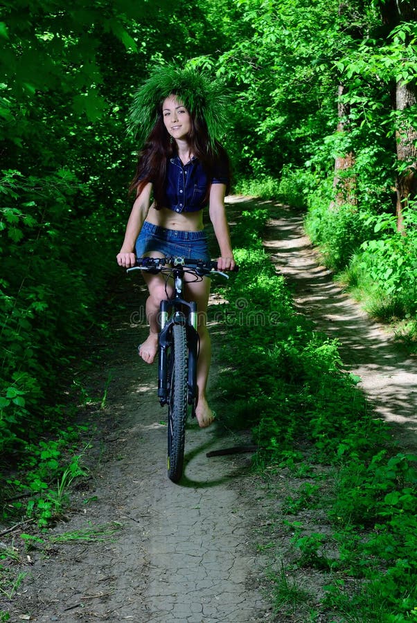 Meisje in het hout op de fiets royalty-vrije stock foto's Meisje in het hout op de fiets royalty-vrije stock foto's