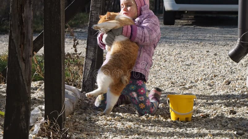 Meisje het spelen met een kattenfilm