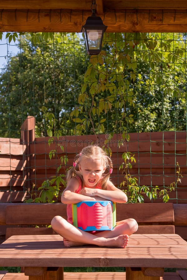 Meisje het spelen met een trommel in houten as stock foto's Meisje het spelen met een trommel in houten as stock foto's