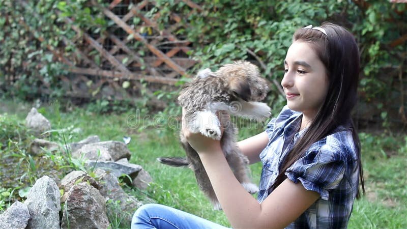 Meisje het spelen met haar puppy in openlucht