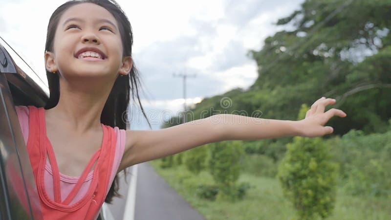 Meisje het Spelen op Vensterauto, Familie die op Platteland reizen
