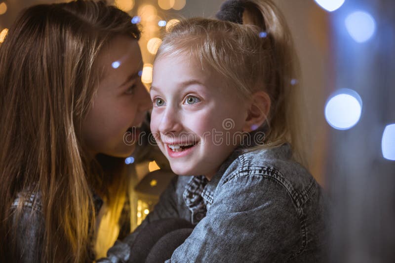 Meisje het vertellen geheim aan zuster stock foto Meisje het vertellen geheim aan zuster stock foto
