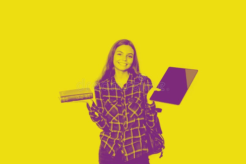 Meisje houdt boek en tablet in haar handen. Terug naar School. Geel en violette Duotone stock foto's Meisje houdt boek en tablet in haar handen. Terug naar School. Geel en violette Duotone stock foto's