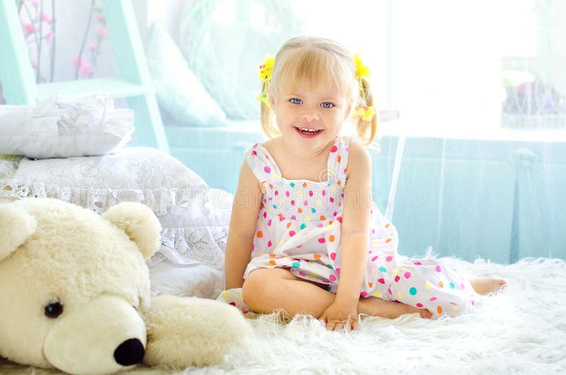 Meisje in lichte slaapkamer met grote witte teddybeer royalty-vrije stock foto Meisje in lichte slaapkamer met grote witte teddybeer royalty-vrije stock foto