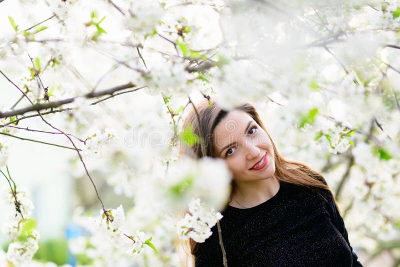 Meisje met bloemen Schitterend model in de de lentetuin meisje dichtbij de boom in de lente Het concept de lente Jonge tuin royalty-vrije stock afbeelding Meisje met bloemen Schitterend model in de de lentetuin meisje dichtbij de boom in de lente Het concept de lente Jonge tuin royalty-vrije stock afbeelding