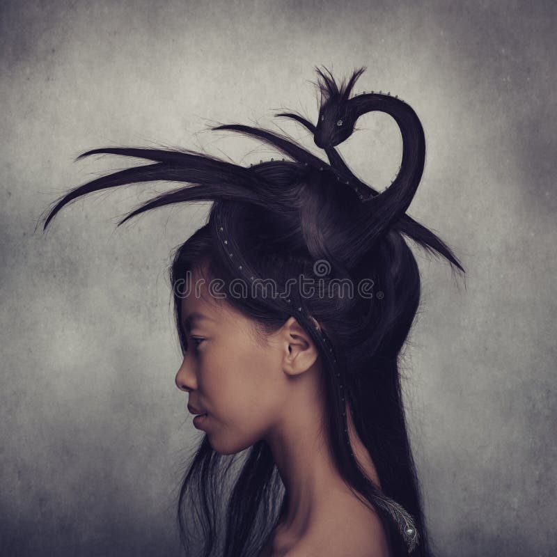 Meisje met creatief draakkapsel stock afbeelding Meisje met creatief draakkapsel stock afbeelding