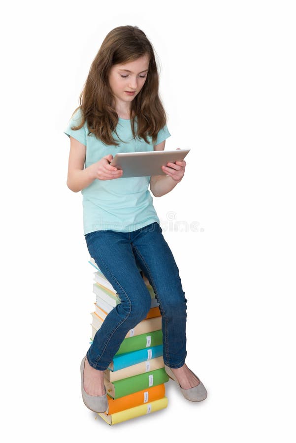 Meisje met Digitale Tabletzitting op Boeken stock fotografie Meisje met Digitale Tabletzitting op Boeken stock fotografie