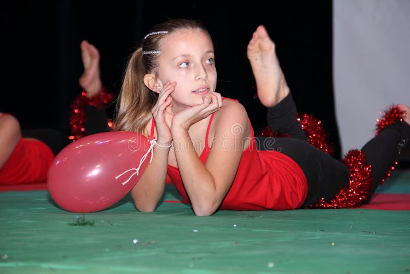 Meisje met een ballon tijdens een gymnastiek- show royalty-vrije stock foto's Meisje met een ballon tijdens een gymnastiek- show royalty-vrije stock foto's