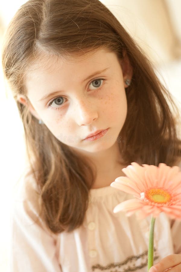 Meisje met een bloem stock fotografie Meisje met een bloem stock fotografie