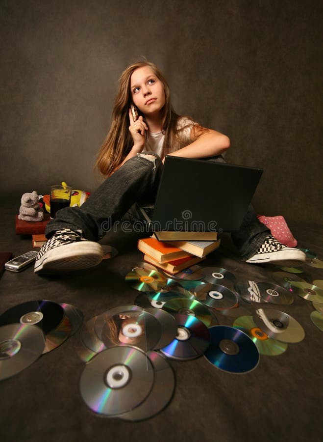 Meisje met een computer stock afbeeldingen Meisje met een computer stock afbeeldingen