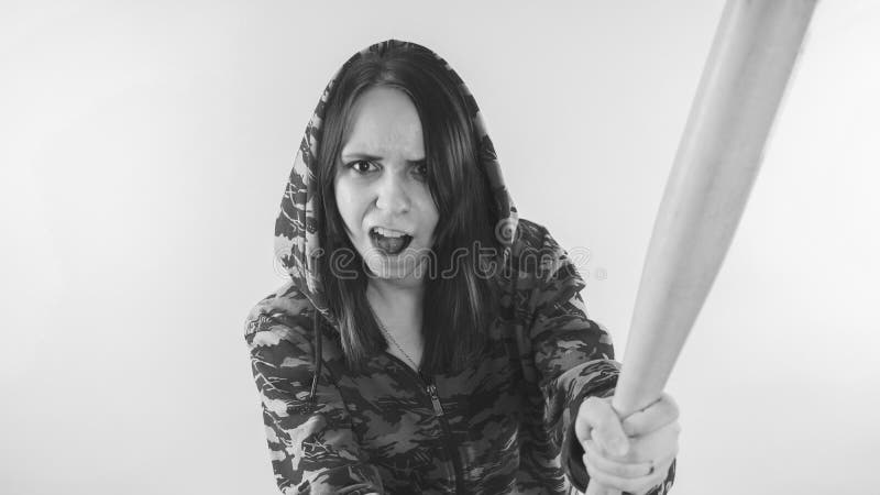 Meisje met een knuppel meisje of misdadige vrouw, die honkbalknuppel houden op witte achtergrond in hand De mensen met Goud maken stock afbeelding Meisje met een knuppel meisje of misdadige vrouw, die honkbalknuppel houden op witte achtergrond in hand De mensen met Goud maken stock afbeelding