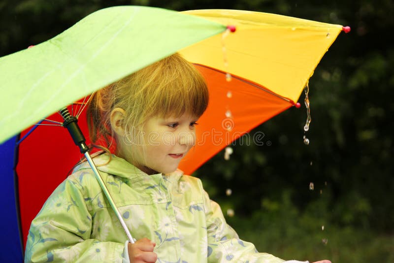 Meisje met een paraplu in de regen royalty-vrije stock afbeelding Meisje met een paraplu in de regen royalty-vrije stock afbeelding