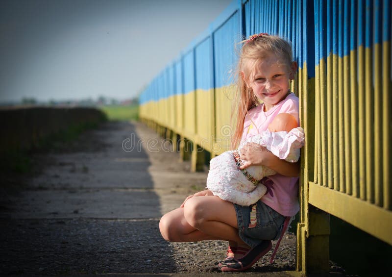Meisje met een pop stock foto Meisje met een pop stock foto