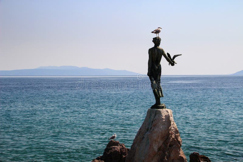 Meisje met het zeemeeuwstandbeeld en het Adriatische Overzees Opatija Kroatië stock fotografie Meisje met het zeemeeuwstandbeeld en het Adriatische Overzees Opatija Kroatië stock fotografie
