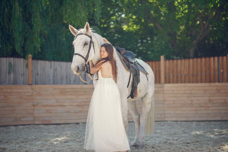 Meisje met paard royalty-vrije stock afbeelding