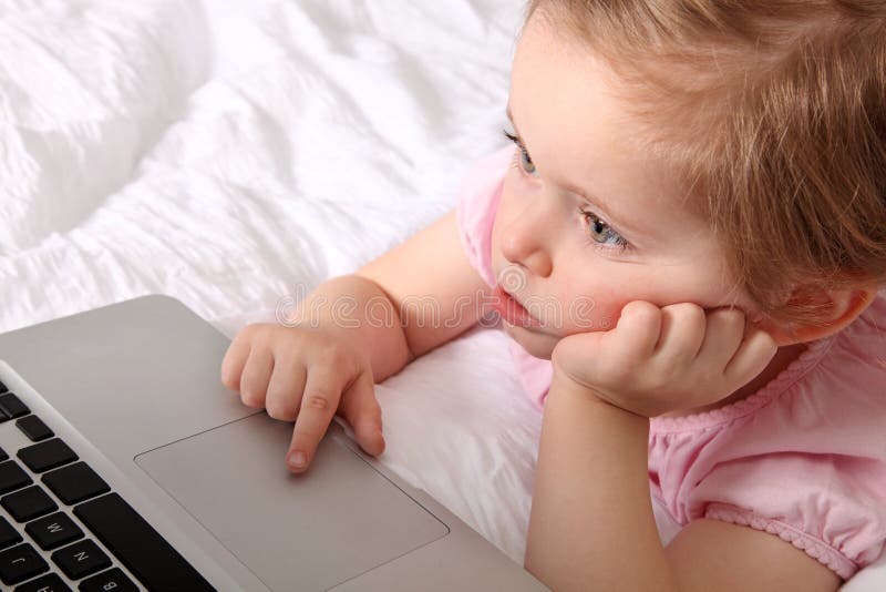 Meisje met laptop royalty-vrije stock afbeelding Meisje met laptop royalty-vrije stock afbeelding