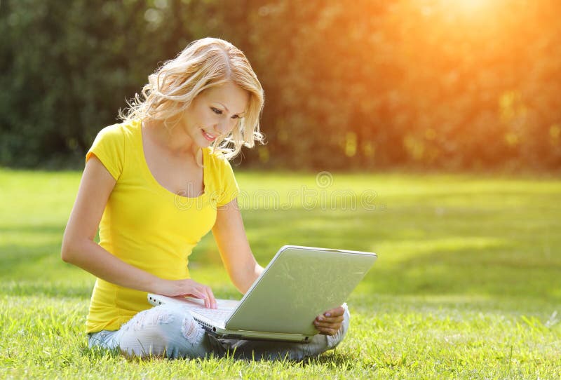 Meisje met laptop Blonde mooie jonge vrouw met notitieboekje stock foto Meisje met laptop Blonde mooie jonge vrouw met notitieboekje stock foto