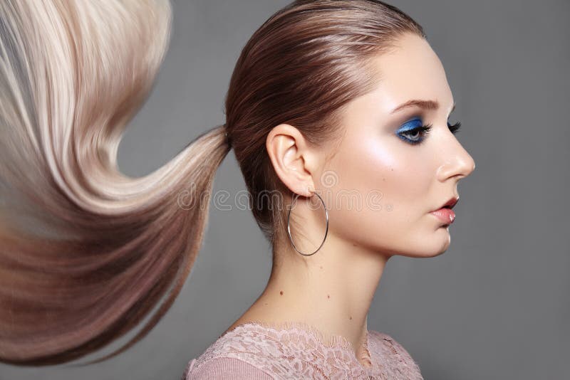 Meisje met Paardestaartkapsel Glanzend Recht Haar, Maniermake-up op ModelFace Vrouw met Gezonde Huid, Partijsamenstelling royalty-vrije stock afbeelding Meisje met Paardestaartkapsel Glanzend Recht Haar, Maniermake-up op ModelFace Vrouw met Gezonde Huid, Partijsamenstelling royalty-vrije stock afbeelding