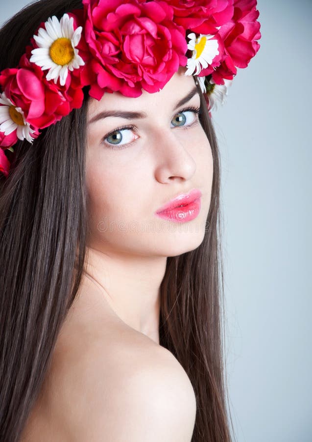 Meisje met rode roze bloemkroon royalty-vrije stock afbeelding Meisje met rode roze bloemkroon royalty-vrije stock afbeelding