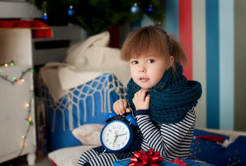 Meisje onder de boom op Kerstmis stock fotografie Meisje onder de boom op Kerstmis stock fotografie