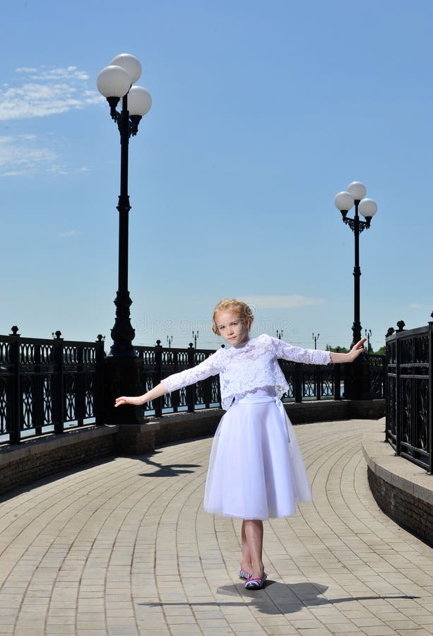 Meisje op de straat stock afbeelding
