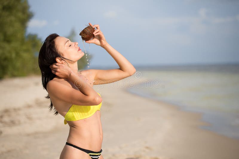 Meisje op het strand met kokosnoot royalty-vrije stock fotografie Meisje op het strand met kokosnoot royalty-vrije stock fotografie