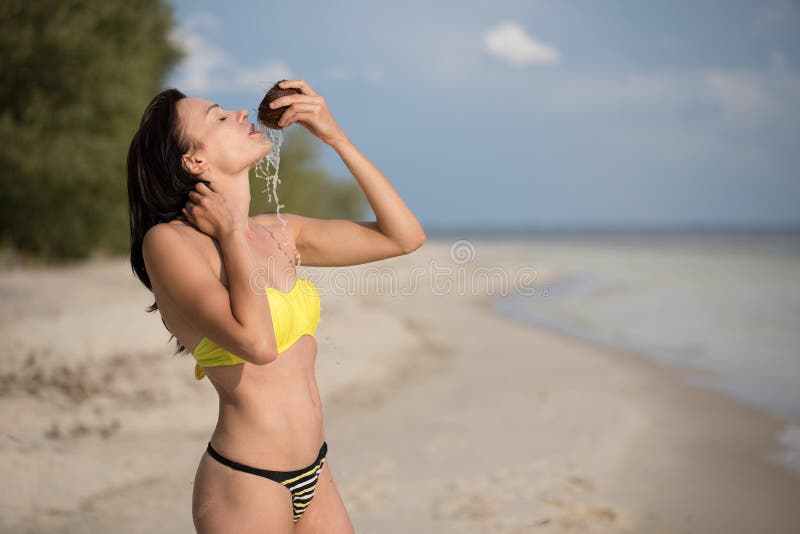 Rechtsaf Collega Vermomd Meisje Op Het Strand Met Kokosnoot Stock Foto - Image of bikini, begrip:  154908384