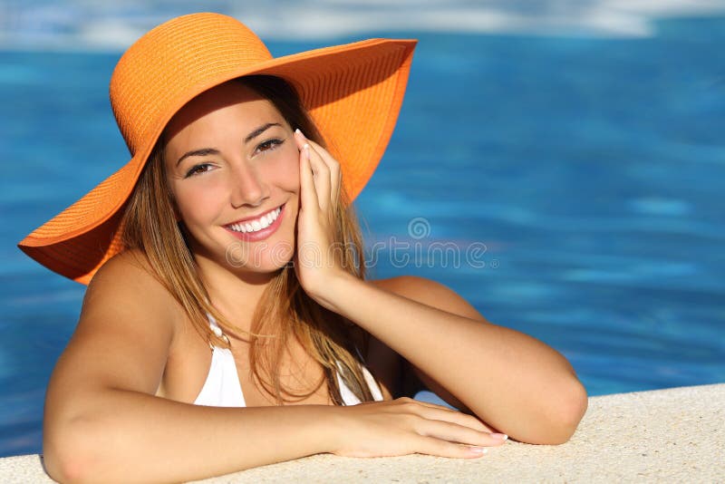 Meisje op vakantie met een perfecte witte glimlach royalty-vrije stock foto's Meisje op vakantie met een perfecte witte glimlach royalty-vrije stock foto's