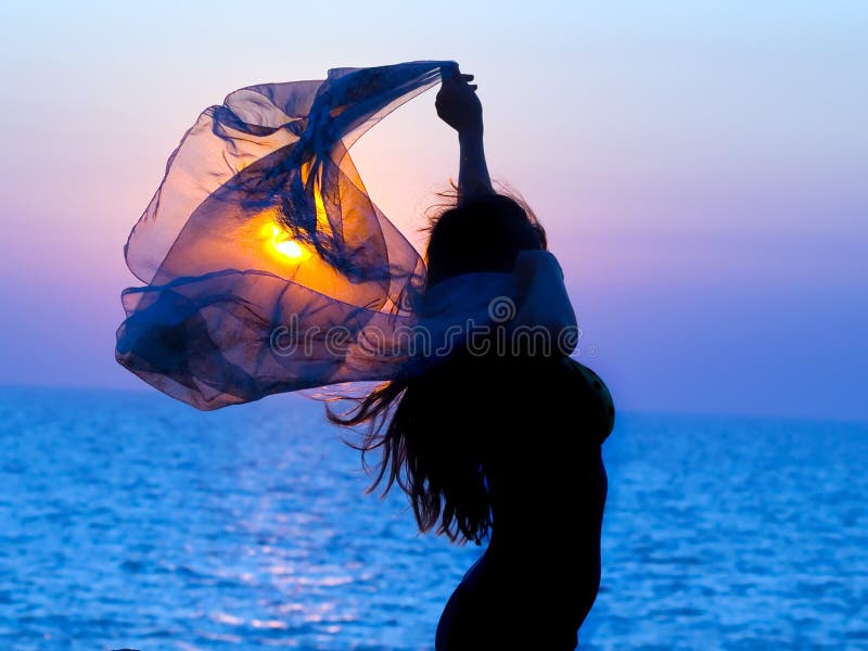 Meisje bij zonsondergang royalty-vrije stock afbeeldingen