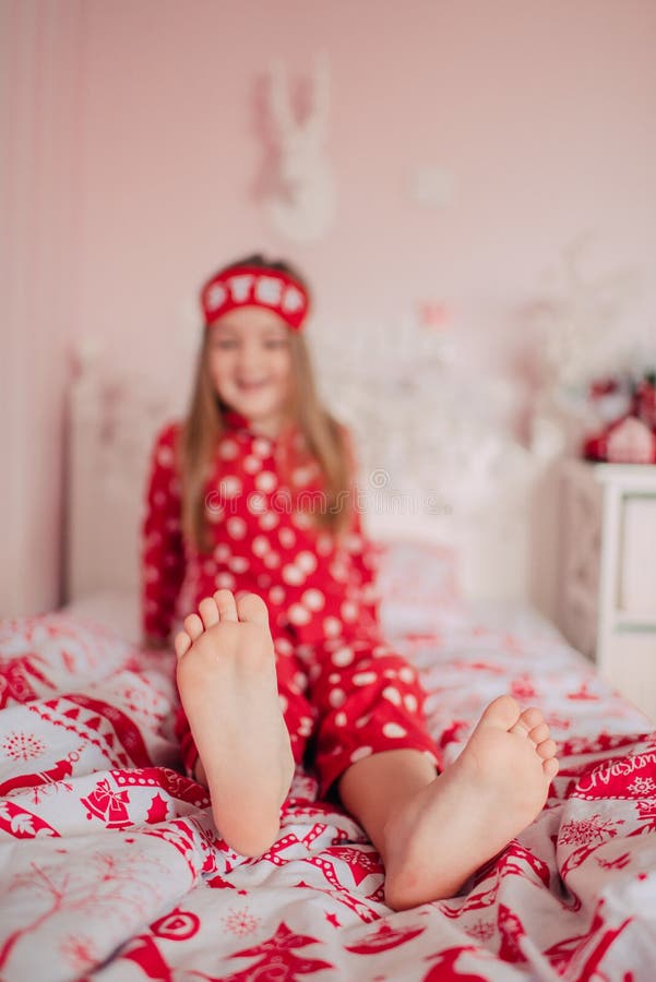 Meisje in rode pyjama's die in bed slapen stock afbeelding Meisje in rode pyjama's die in bed slapen stock afbeelding