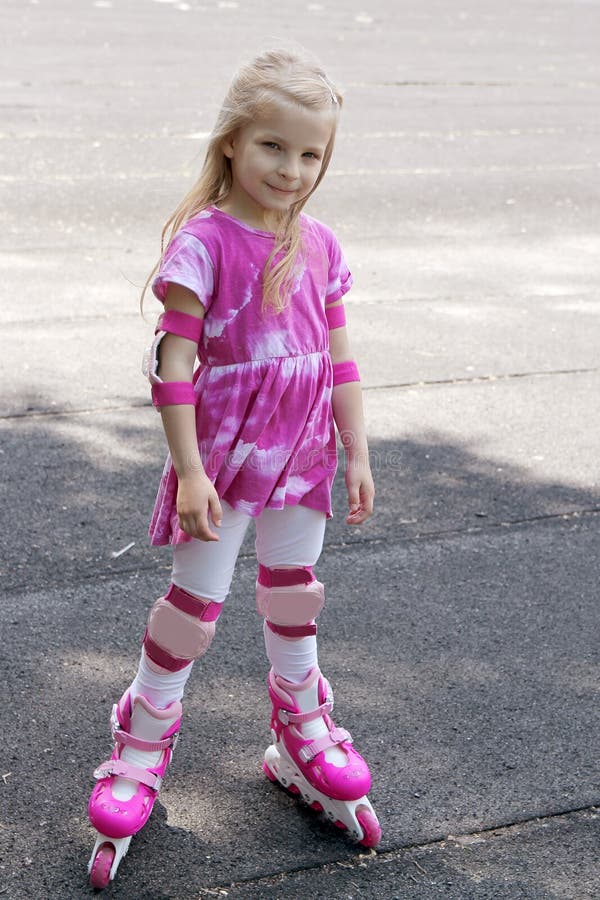 roze Doe voorzichtig Ambacht Meisje in Rolschaatsen En Bescherming Stock Afbeelding - Image of weinig,  pret: 55159457