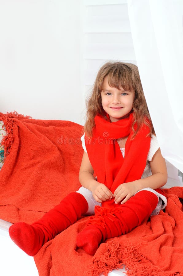 Meisje in rood en wit binnen royalty-vrije stock foto Meisje in rood en wit binnen royalty-vrije stock foto