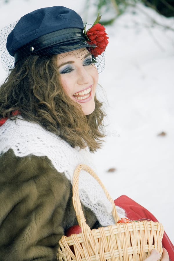 Meisje in Russische traditonalkleding voor maslenitsa royalty-vrije stock foto Meisje in Russische traditonalkleding voor maslenitsa royalty-vrije stock foto