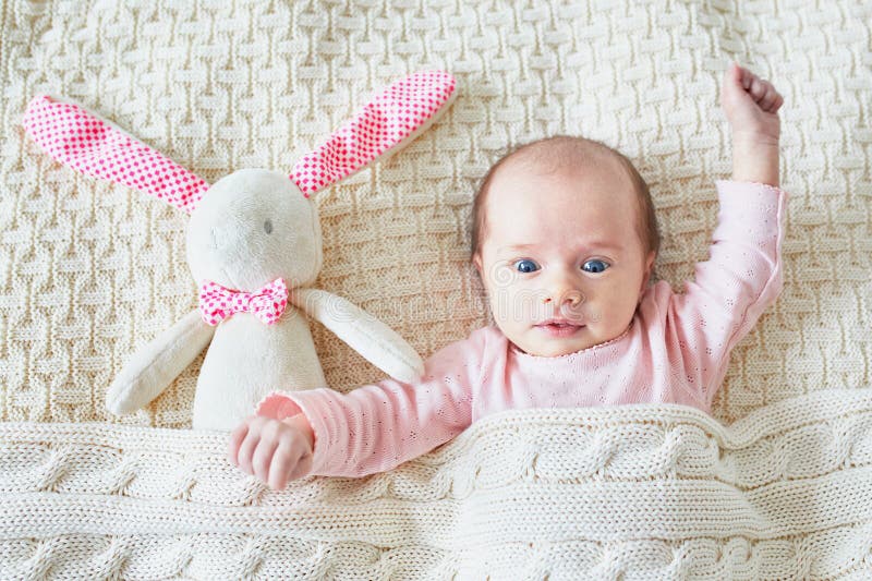 Meisje van de één maand het oude baby met roze konijntje stock foto's Meisje van de één maand het oude baby met roze konijntje stock foto's
