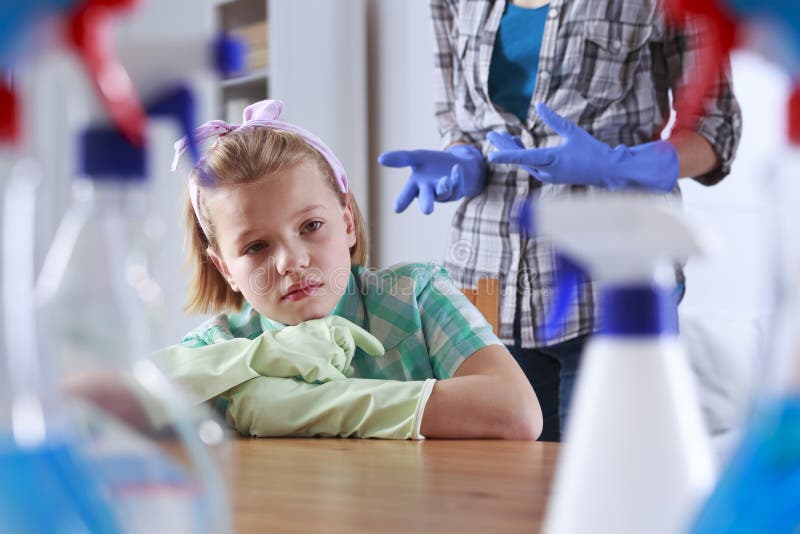 Meisje van het schoonmaken wordt vermoeid die royalty-vrije stock afbeelding Meisje van het schoonmaken wordt vermoeid die royalty-vrije stock afbeelding