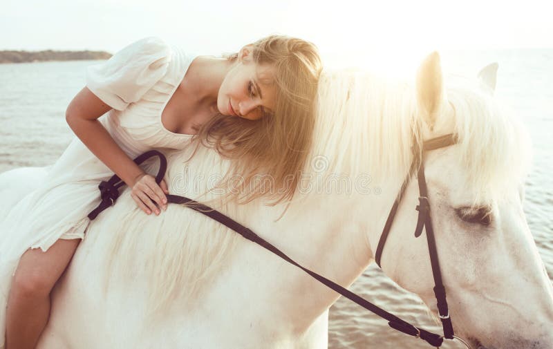 Meisje in witte kleding met paard op het strand stock foto Meisje in witte kleding met paard op het strand stock foto