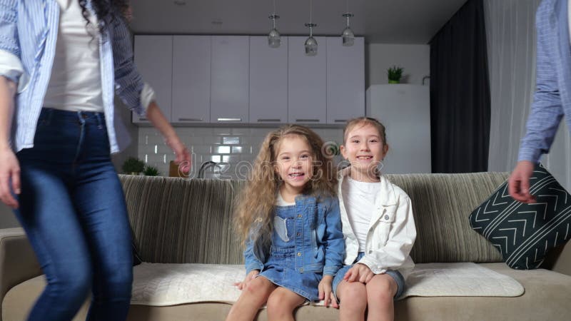 Meisjes broers en zussen vallen op luie sofa en spelen graag samen