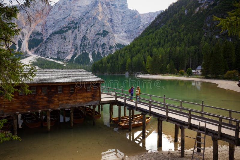 Meisjes die backpacker Braies-meer bekijken royalty-vrije stock afbeeldingen Meisjes die backpacker Braies-meer bekijken royalty-vrije stock afbeeldingen