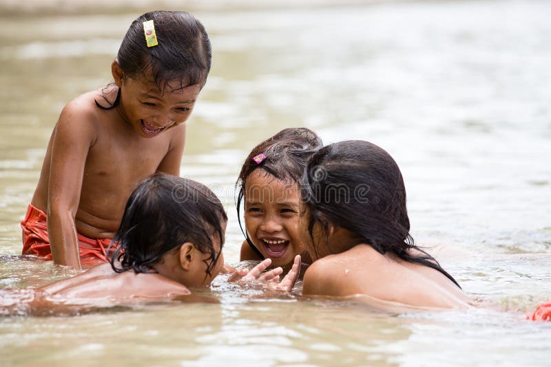 Meisjes die in de zee spelen stock afbeeldingen
