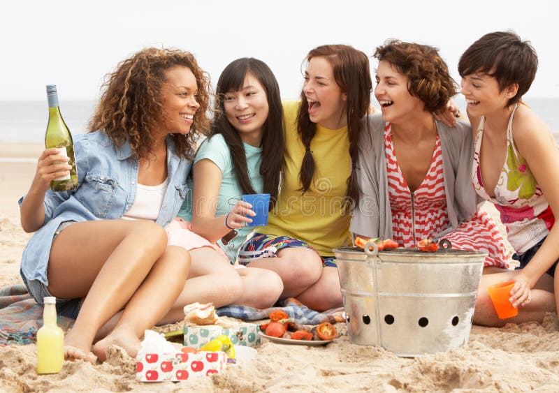 Meisjes die van Barbecue op Strand samen genieten royalty-vrije stock afbeeldingen Meisjes die van Barbecue op Strand samen genieten royalty-vrije stock afbeeldingen