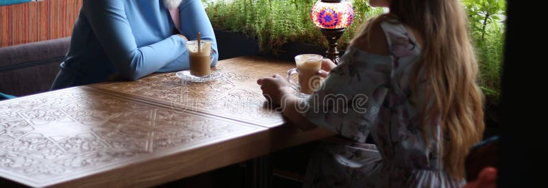 Meisjes die van in koffie samen genieten Jonge vrouwen die in een koffie samenkomen vergadering twee vrouwen in een koffie voor k royalty-vrije stock afbeeldingen Meisjes die van in koffie samen genieten Jonge vrouwen die in een koffie samenkomen vergadering twee vrouwen in een koffie voor k royalty-vrije stock afbeeldingen